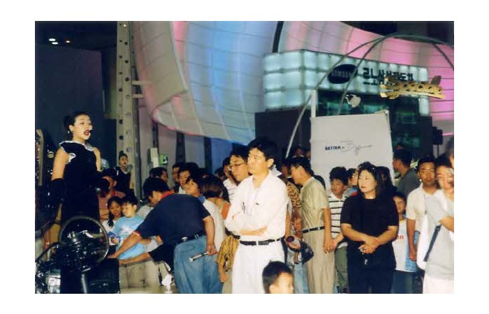 2001 Motor Show On-site coverage27